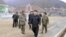 Lãnh tụ Triều Tiên Kim Jong Un đi thăm địa điểm xây dựng khu trượt tuyết ở Masik Pass. (Ảnh do Thông tấn xã KCNA ở Bình Nhưỡng công bố ngày 3/11/2013. 