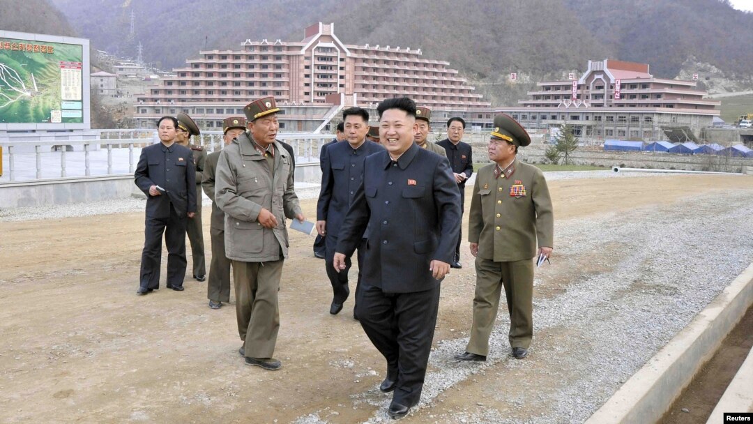 Shimoliy Koreya rahbari Kim Chen Un xodimlari davrasida.
