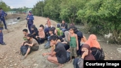 Para pengungsi Rohingnya tiba di Nuniarchhara dengan kapal. (Foto: dok).