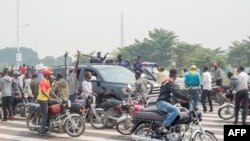 Bituluku na bato bazali kotelemela mabongisi ma mobeko mwa misala mya bosembo na Assemblée nationale, Kinsahsa, 24 juin 2020.