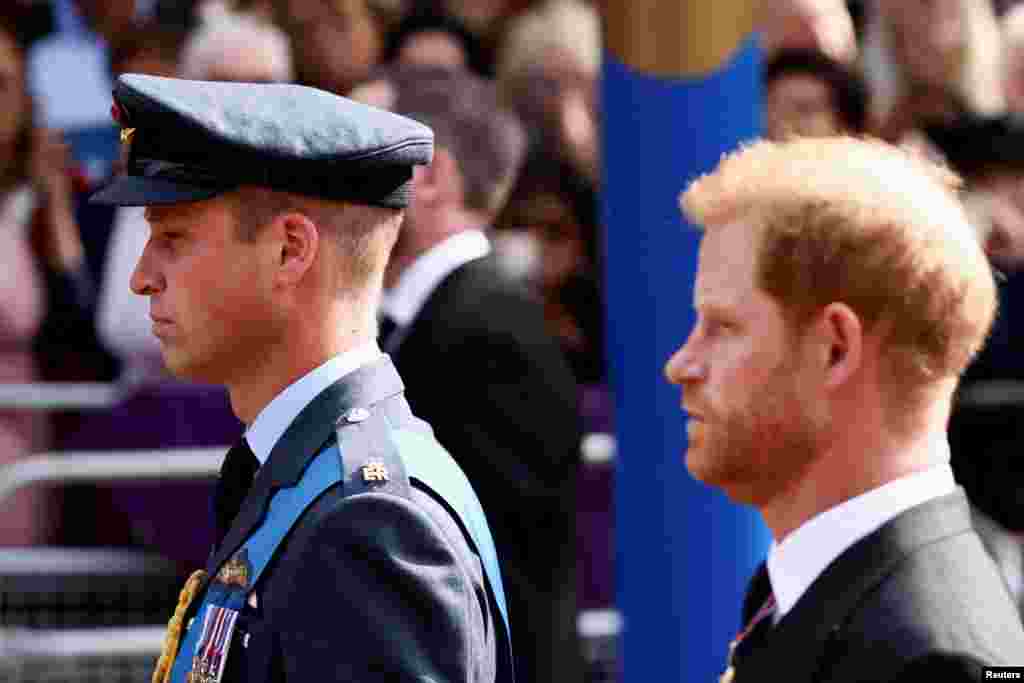 William, el príncipe de Gales y el príncipe Harry de Gran Bretaña marchan durante una procesión donde el ataúd de la reina Isabel de Gran Bretaña es transportado desde el Palacio de Buckingham a las Casas del Parlamento, en Londres, Gran Bretaña, el 14 de septiembre de 2022. REUTERS/Henry Nicholls