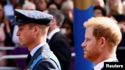 William, Pangeran Wales dan Pangeran Harry di tengah prosesi pemakaman Ratu Elizabeth di London, Inggris, 14 September 2022. (Foto: REUTERS /Henry Nicholls)