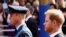William, Pangeran Wales dan Pangeran Harry di tengah prosesi pemakaman Ratu Elizabeth di London, Inggris, 14 September 2022. (Foto: REUTERS /Henry Nicholls)
