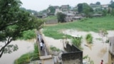 Les eaux de crue entourent les maisons dans le quartier de Kinguele à Libreville, le 10 novembre 2011.