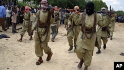 Militantes Al-Shabaab (imagem de arquivo)