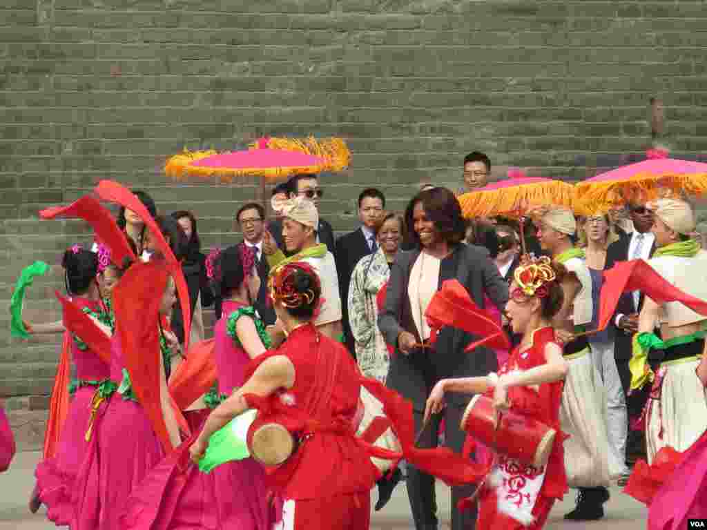 学扭秧歌(美国之音东方拍摄 )