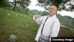 파주 금강사의 묵개 스님이 적군묘지에 대해 설명하고 있다.