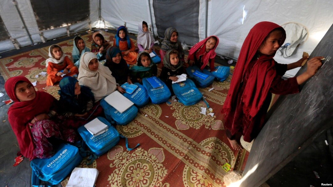 Anak-anak Afghanistan belajar di sebuah kelas darurat di kamp pengungsi (foto: ilustrasi).