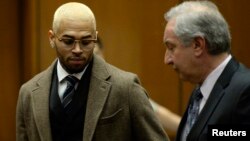 Singer Chris Brown (L) and his attorney Mark Geragos appear in court during a probation violation hearing in which his probation was revoked at Los Angeles Superior Court in Los Angeles, Dec. 16, 2013. 
