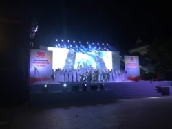 The youth union of the Vietnam Communist Party in Ho Chi Minh City gives a public performance. The party is pushing for a shorter work week. (VOA/Ha Nguyen)