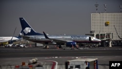 Pesawat Aeromexico di landasan bandara internasional Mexico City, 28 November 2017. 