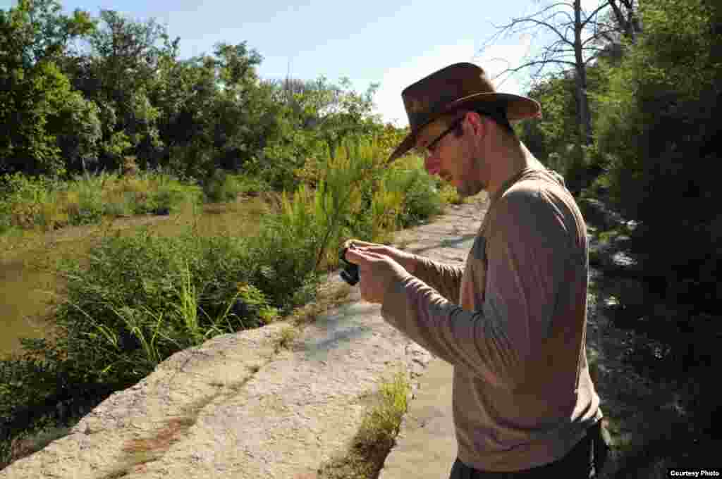 Peter Falkingham dari Royal Veterinary College London, di Sungai Paluxy di Texas. Ia mengambil foto-foto digital yang digunakan untuk membuat model 3-D jalur dinosaurus. (Peter Falkingham).