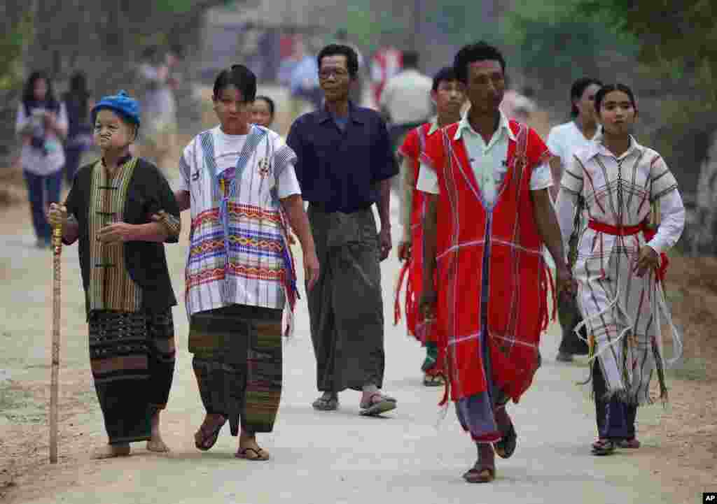 People wearing traditional clothes arrive at a polling station in Kawhmu township, April 1, 2012, where Aung San Suu Kyi stands as a candidate in parliamentary by-elections.  (Reuters)
