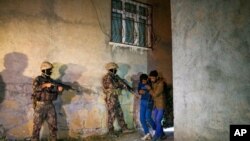 Forcat turke të sigurisë duke ndaluar një grup emigrantësh afganë