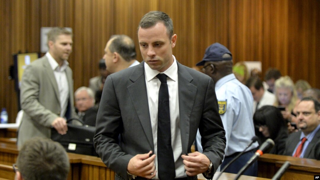 Oscar Pistorius saat hadir di pengadilan tinggi di Pretoria, Afrika Selatan, Senin (3/3).
