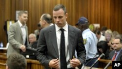 Oscar Pistorius saat hadir di pengadilan tinggi di Pretoria, Afrika Selatan, Senin (3/3).