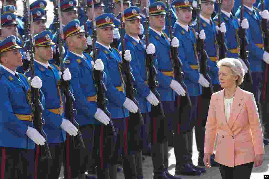 Presiden Komisi Eropa Ursula von der Leyen meninjau barisan kehormatan selama upacara penyambutan di Istana Serbia di ibu kota Beograd.