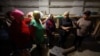 在靠近前线的乌克兰尼古拉耶夫州的卢帕列韦村,当地妇女聚在一处防空避难处内。(2022年10月19日)