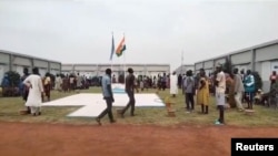 Sejumlah warga lokal berkumpul di kamp pasukan penjaga perdamaian PBB di Dokura, Abyei, menyusul serangan yang terjadi di wilayah tersebut pada 28 Januarii 2024. (Foto: Potongan gambar dari video yang didapatkan Reuters)