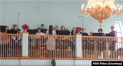 Андрій Філіпов (на фото - в центрі), співає в церковному хорі. Його батько, емігрант із Немирова Юрій Філіпов, керував хором 39 років.