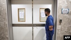 অধিকৃত পশ্চিম তীরে জেনিনের ইবনে সিনা হাসপাতালের একটি ওয়ার্ডের বাইরে একজন চিকিৎসক দাঁড়িয়ে আছেন। (৩০ জানুয়ারি, ২০২৪) 