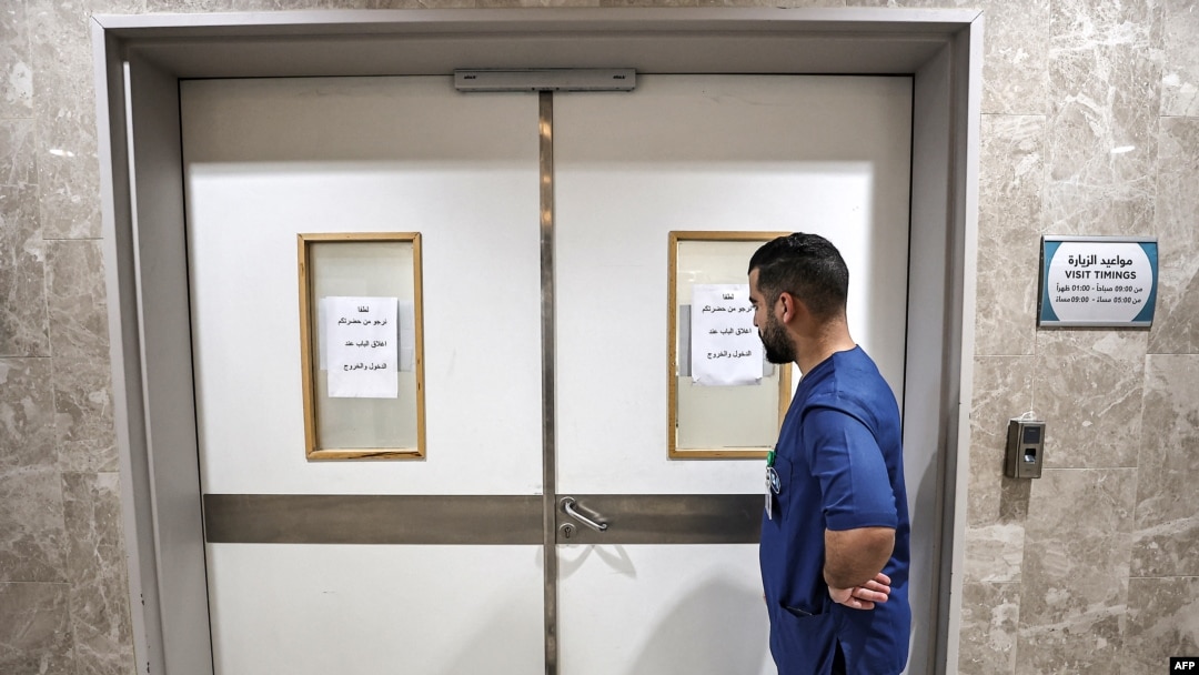 Medicinar stoji ispred vrata odjeljenja u bolnici Ibn Sina u Dženinu na okupiranoj Zapadnoj obali 30. januara 2024. I