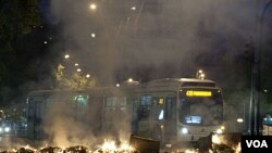 Los estudiantes prendieron varias barricadas en distintos puntos de la capital chilena.