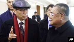 미국과 북한 간 대화창구인 '뉴욕채널'의 새 북한측 당국자로, 뉴욕 유엔주재 북한대표부에 부임한 박성일 차석대사(오른쪽)가 지난 2월 우다웨이 중국 외교부 한반도사무 특별대표(가운데)를 마중하러 평양공항에 나왔다.