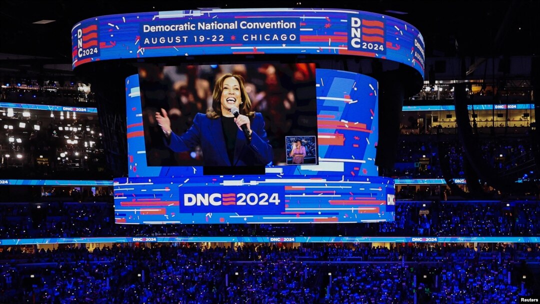 Calon presiden dari Partai Demokrat dan Wakil Presiden AS Kamala Harris tampil di layar saat berpidato di Milwaukee, pada Hari ke-2 Konvensi Nasional Demokrat (DNC) di United Center, di Chicago, Illinois, Amerika Serikat, 20 Agustus 2024. (Brendan Mcdermid/REUTERS)