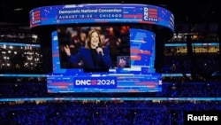 Calon presiden dari Partai Demokrat dan Wakil Presiden AS Kamala Harris tampil di layar saat berpidato di Milwaukee, pada Hari ke-2 Konvensi Nasional Demokrat (DNC) di United Center, di Chicago, Illinois, Amerika Serikat, 20 Agustus 2024. (Brendan Mcdermid/REUTERS)