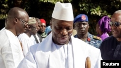 Yahya Jammeh accueillant le président nigérian Muhammadu Buhari à Banjul en Gambie, le 13 janvier 2017, 19 jours avant son retrait du pouvoir.