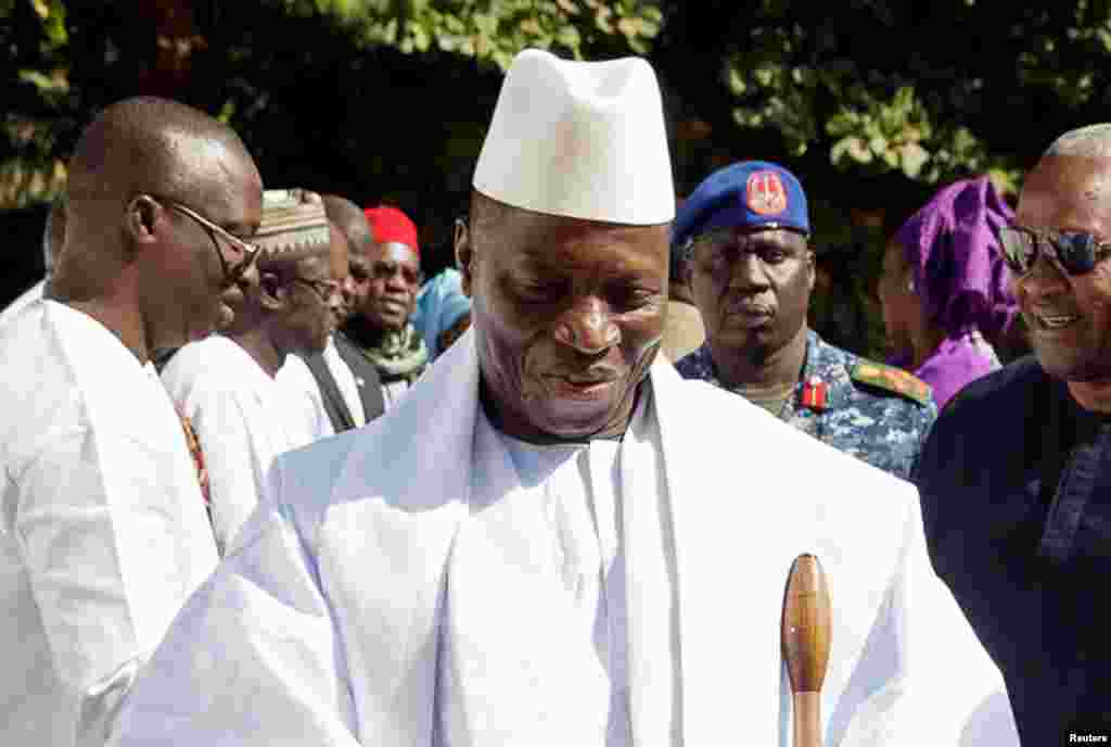 Le président gambien accueille le président nigérian à Banjul, en Gambie, le 13 janvier 2017.