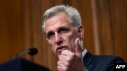 El presidente republicano de la Cámara de Representantes de EEUU, Kevin McCarthy, habla después de la aprobación de un proyecto para impedir el cierre del gobierno en Washington, DC, el 30 de septiembre de 2023.