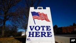 ARCHIVO - Un letrero de "vota aquí" afuera de un centro de votación durante las primarias de Carolina del Sur, el 29 de febrero de 2020, en Columbia, Carolina del Sur.