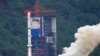 Roket Long March-2C yang membawa satelit astronomi SVOM meluncur dari landasan Pusat Peluncuran Satelit Xichang di provinsi Sichuan, China, pada 22 Juni 2024. (Foto: Chen Haojie/Xinhua via AP)