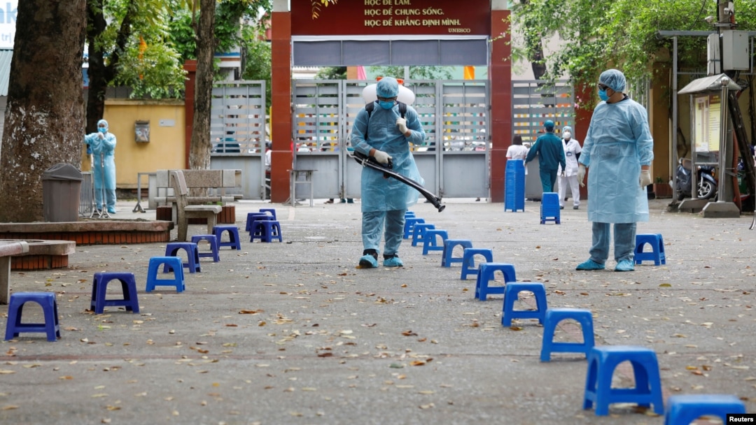 Petugas kesehatan menyemprotkan disinfektan di Hanoi, Vietnam (31/3). 
