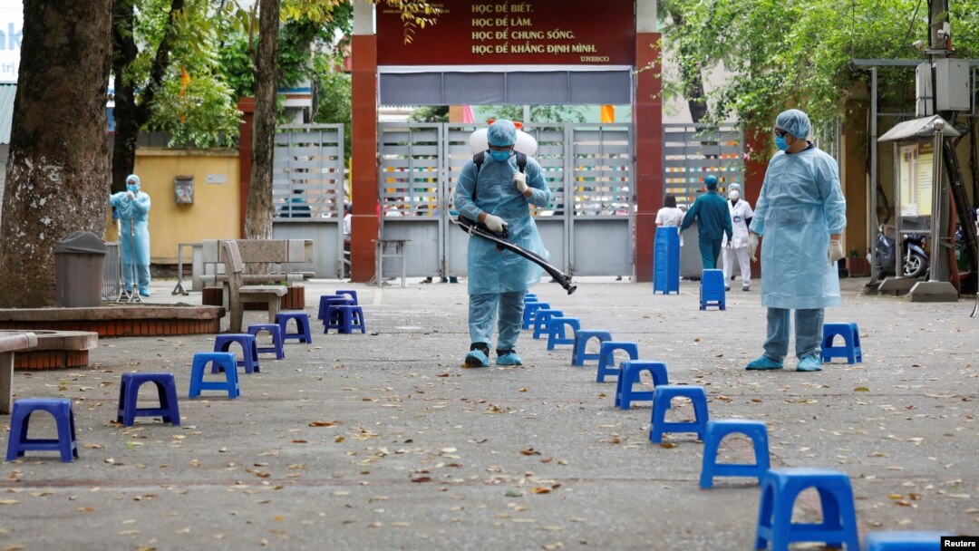 Nhân viên Y tế phun độc khử trùng khu xét nghiệm Covid-19 ở Hà Nội, ngày 31/03/2020.