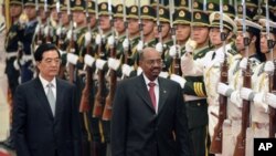 Sudan's President Omar Hassan al-Bashir and China's President Hu Jintao (L) review a military honor guard during a welcoming ceremony at the Great Hall of the People in Beijing, June 29, 2011.