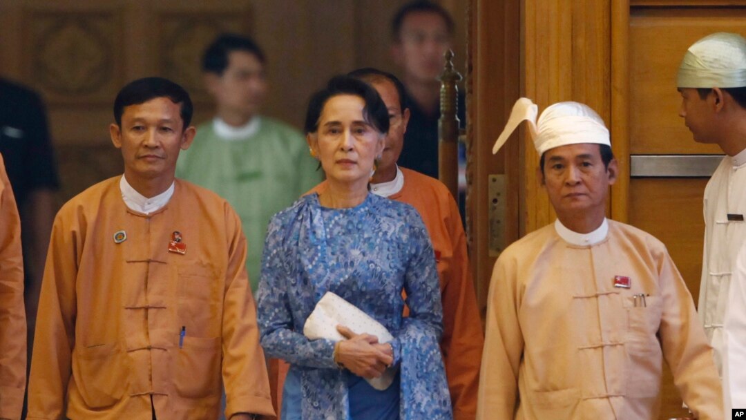 Aung San Suu Kyi (dua dari kiri, depan) memasuki gedung parlemen Myanmar di Naypyitaw, 30 Maret 2016 (Foto: dok). 
