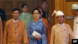 Aung San Suu Kyi (dua dari kiri, depan) memasuki gedung parlemen Myanmar di Naypyitaw, 30 Maret 2016 (Foto: dok). 