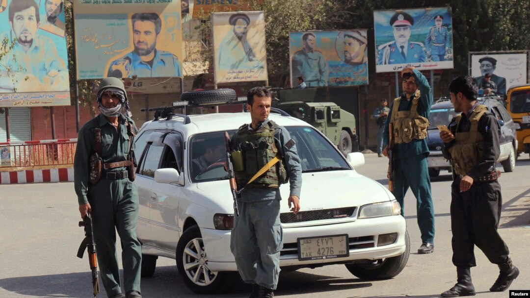 Polisi Afghanistan melakukan penjagaan ketat di pusat kota Kunduz, Afghanistan, 3 Oktober 2016. (REUTERS/Nasir Wakif)