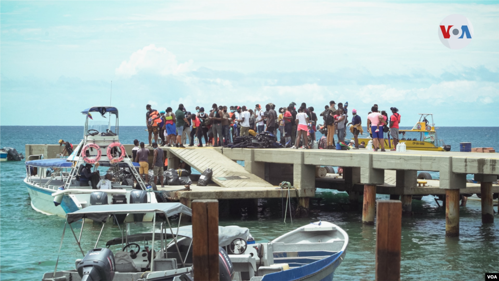 Los martes y los jueves son los d&#237;as designados para transportar a migrantes entre los diferentes puertos. Las im&#225;genes contrastan con los botes de turistas que llegan los fines de semana a disfrutar de un d&#237;a de sol en las playas Capurgan&#225;.