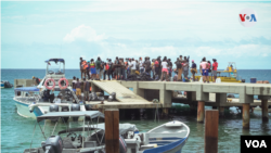 En la foto de archivo migrantes toman una lancha para alcanzar selva del Darién, en Capurganá, Colombia.