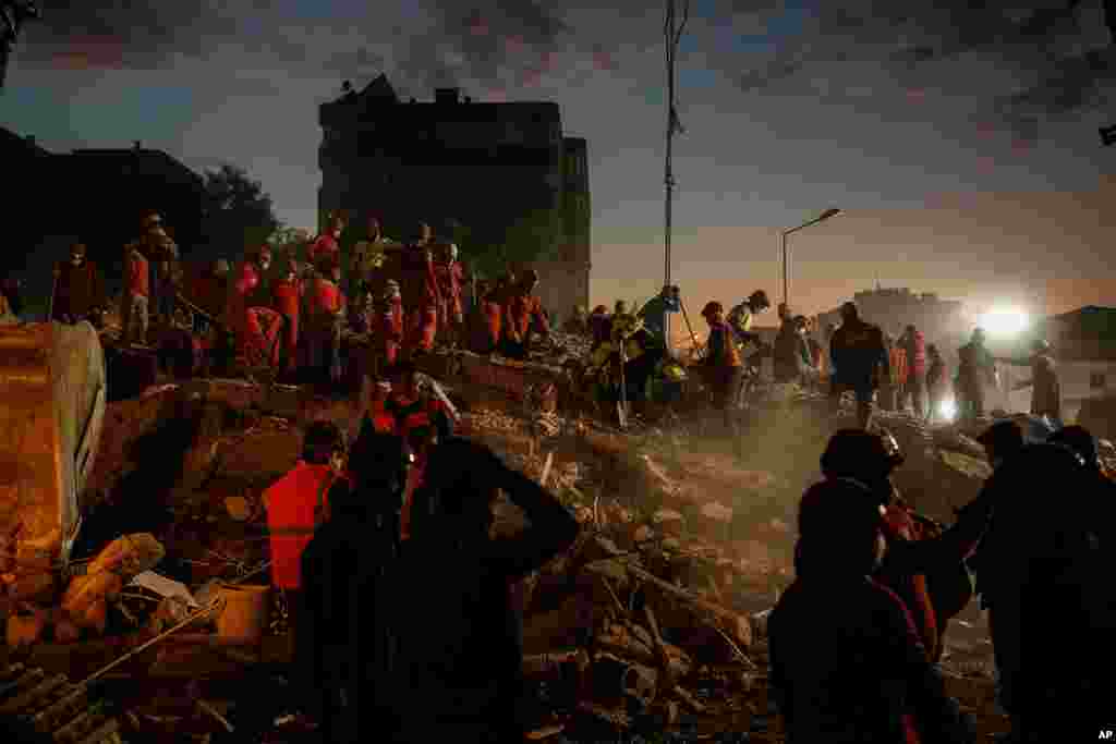 에게해에서 발생한 지진으로 터키 서부 해안 도시 이즈니르의 건물이 붕괴한 사고 현장에서 구조대원들이 생존자를 수색하고 있다. 