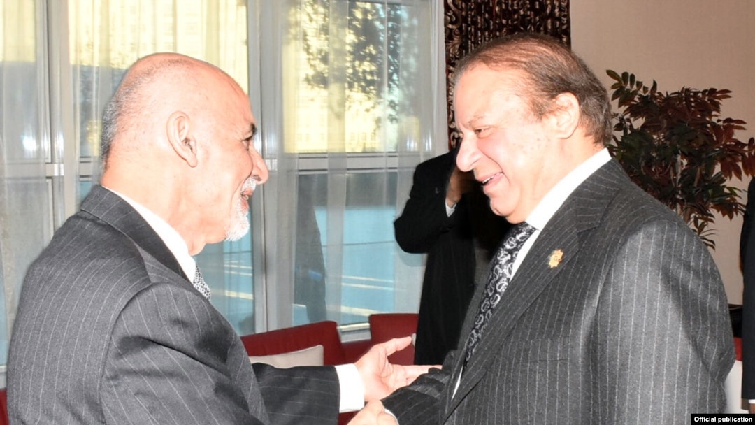 Perdana Menteri Nawaz Sharif (kanan) berjabat tangan dengan Presiden Afghanistan Ashraf Ghani di Ashgabat, Turkmenistan, (26/11)