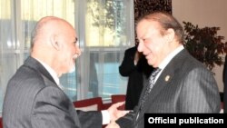 Perdana Menteri Nawaz Sharif (kanan) berjabat tangan dengan Presiden Afghanistan Ashraf Ghani di Ashgabat, Turkmenistan, (26/11)