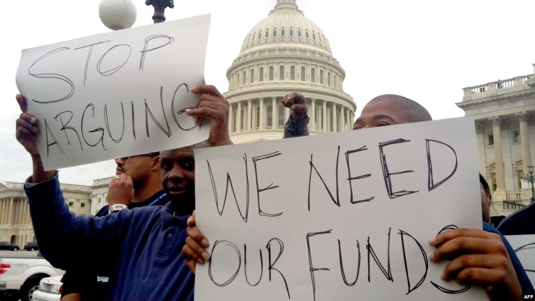 Beberapa demonstran mendesak Kongres AS segera mengakhiri penutupan parsial operasi pemerintah AS dalam unjuk rasa di depan gedung Capitol di Washington DC, Rabu (9/10). 