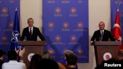 Sekretaris Jenderal NATO Jens Stoltenberg (kiri) dan Menlu Turki Mevlut Cavusoglu dalam konferensi pers bersama di Istanbul, Kamis (3/11). 