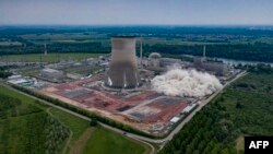 Dua menara pendingin PLTN di Philippsburg, dekat Karlsruhe, Jerman, hirobohkan, Kamis, 14 Mei 2020. (Foto: Daniel MAURER / EnBW / AFP)