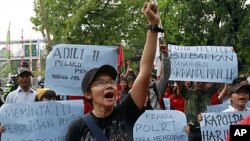 An activist shouts a slogan during a solidarity rally for workers of U.S. mining giant Freeport-McMoran outside the company's Indonesian headquarters in Jakarta, Indonesia, October 11, 2011 (file photo).